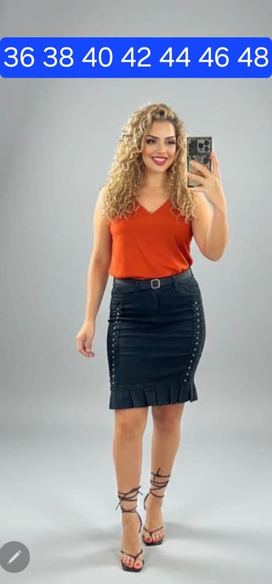 Saia Sarja Curta com Ilhoses e Pregas Preta