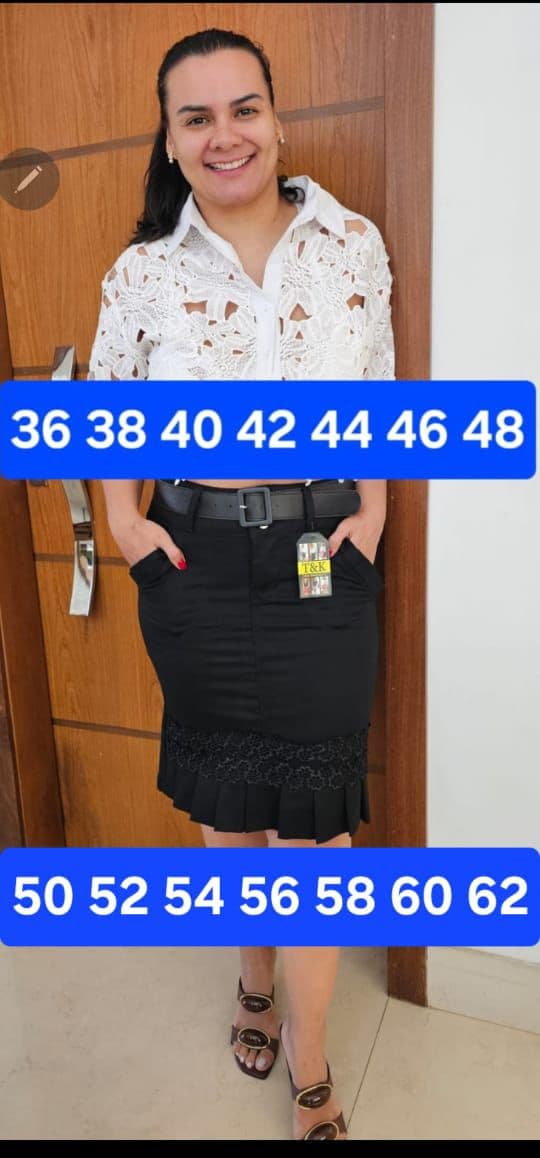 Saia Sarja Midi com Renda e Pregas Preta